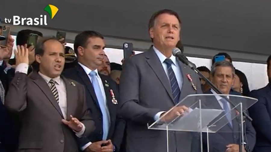 Bolsonaro incita PM contra imprensa em dia de notícias sobre Flávio e Abin