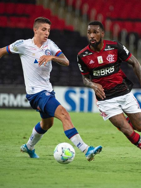 Gerson, do Flamengo, disputa bola com Ramírez, do Bahia, em partida do Brasileirão - Imagem: Alexandre Vidal/Flamengo