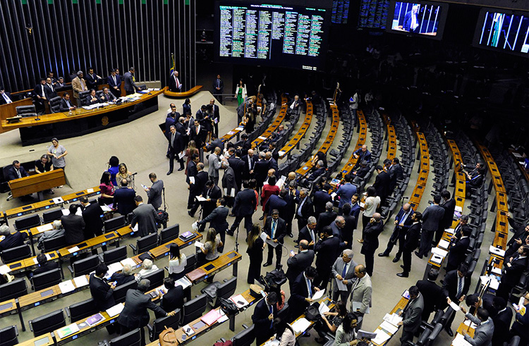 Governo tenta barrar projeto que prevê repasse extra de R$ 43 bi a municípios