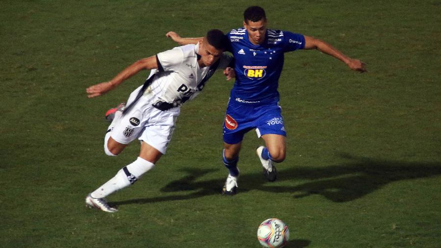 Jogadores de Ponte Preta e Cruzeiro disputam bola durante partida da Série B - Imagem: DENNY CESARE/CÓDIGO19/ESTADÃO CONTEÚDO