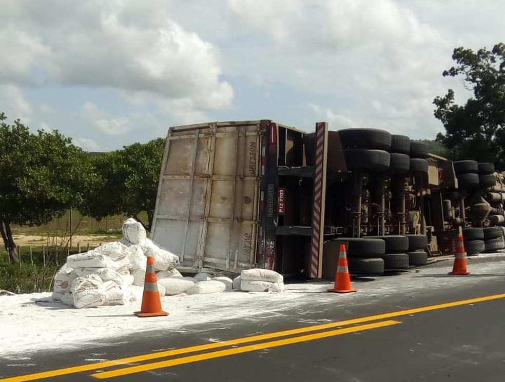 Caminhão tomba após desviar de carro na BR-343 em Altos