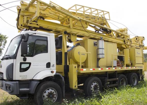Máquina para cavar poços está abandonada em Teresina