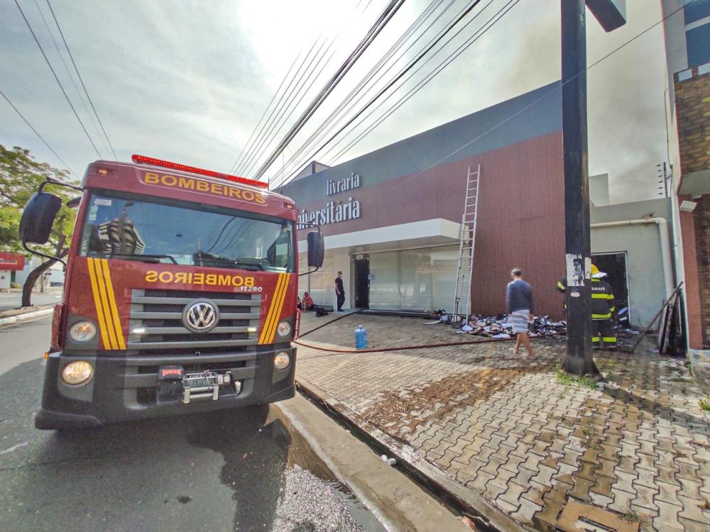 Incêndio atinge Livraria Universitária e assusta moradores em Teresina