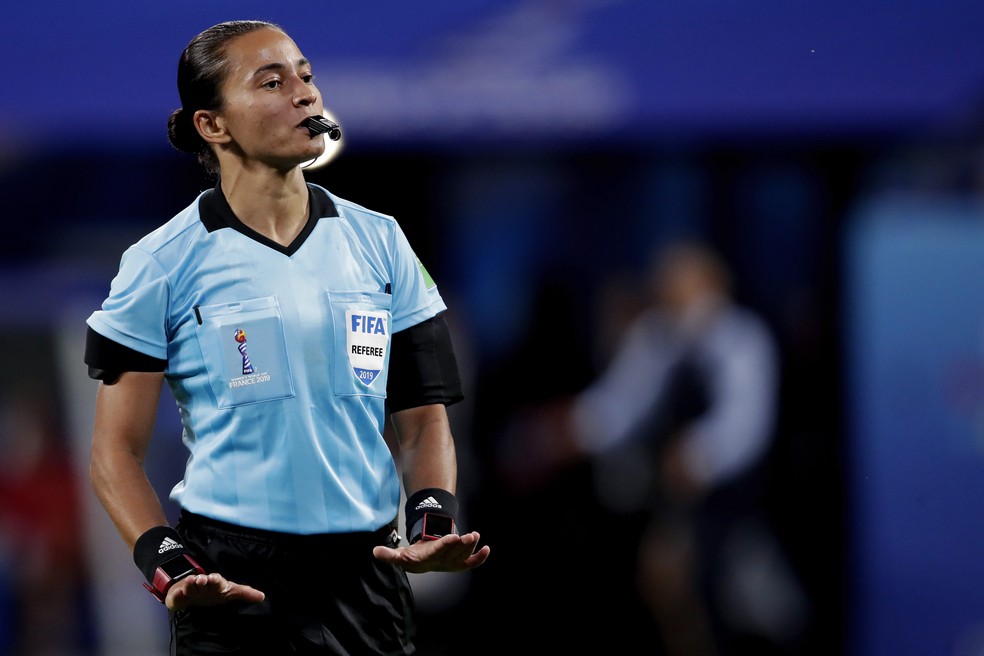 Edina Alves Batista apitou na última Copa do Mundo feminina, em 2019 — Foto: Getty Images