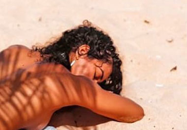 Ex-BBB Elana renova o bronze e tenta tirar a marquinha do biquíni