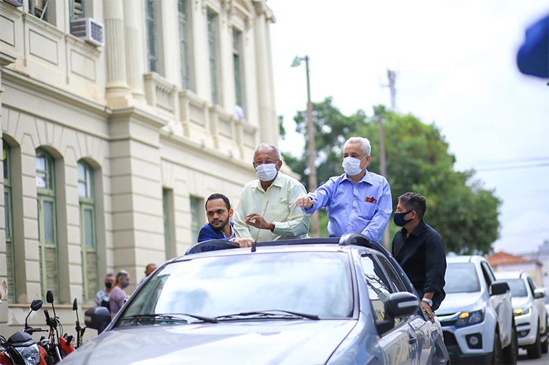 Dr. Pessoa e Robert Rios desfilam em carro aberto em trajeto até a prefeitura
