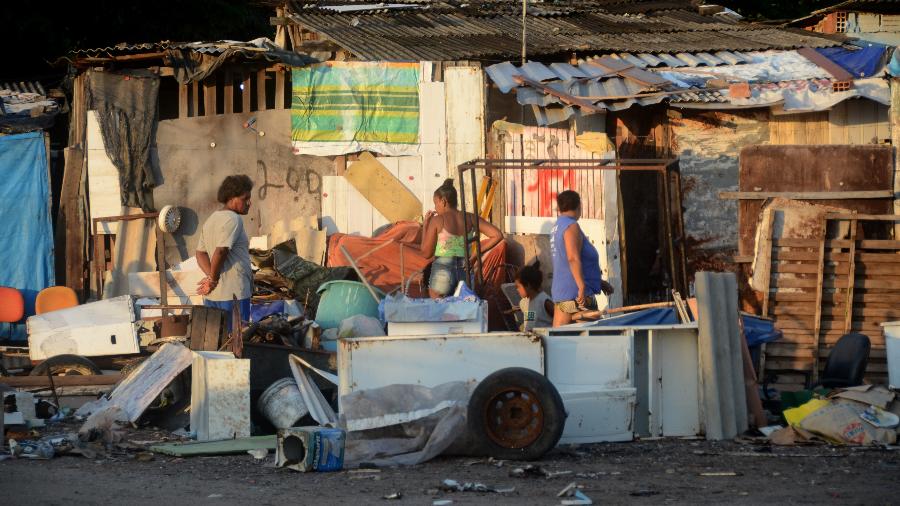 Cadastro do governo federal aponta quase 40 milhões de brasileiros em situação vulnerável. Na foto, moradores da maior favela de Maceió - Imagem: Beto Macário/UOL