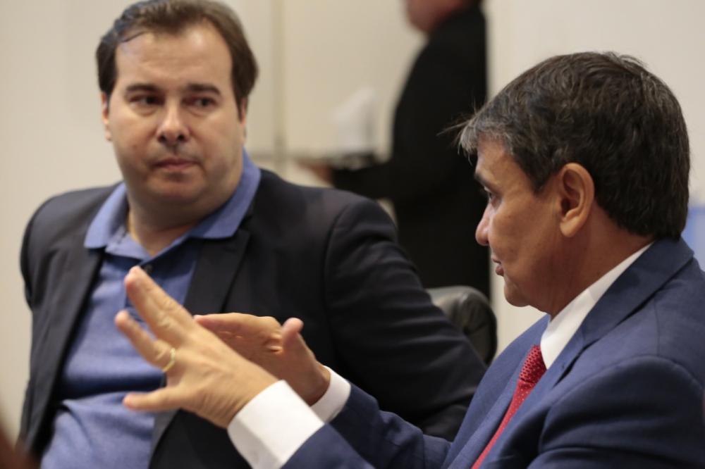 Wellington Dias se reúne com Maia e cobra cronograma de vacinação para o Brasil