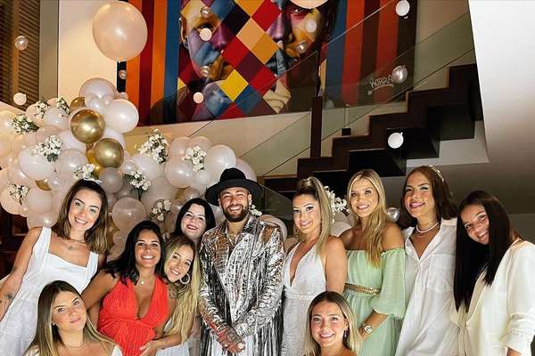 Neymar posa com ex, namoradas de parças e amiga em festa da virada