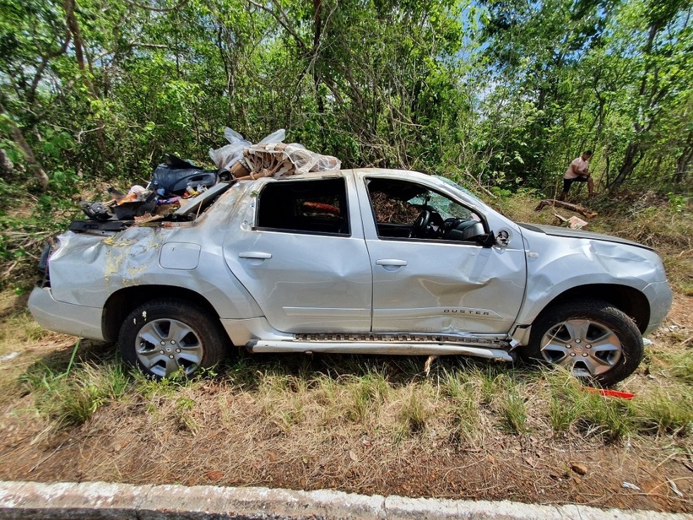 Capotamento na BR-343, no município de Caraúbas, no Norte do Piauí. — Foto: PRF