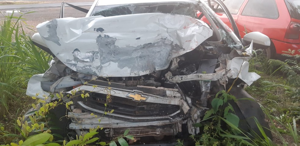 Colisão entre carro e caminhão mata seis pessoas e deixa uma ferida na BR-135