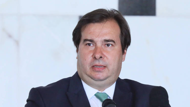 Maia sobe tom contra Bolsonaro e vai deixar a sucessor pedidos de impeachment