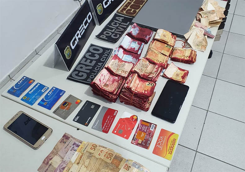 Greco prende suspeito com R$ 117 mil em dinheiro manchado