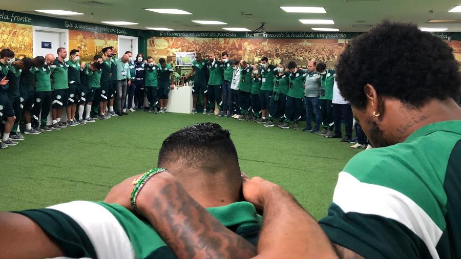 Jogadores do Palmeiras se abraçam no vestiário após avançarem à final da Libertadores - Imagem: Divulgação