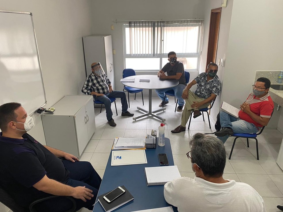 Reunião entre membros do Sindicato dos Trabalhadores em Empresas de Transportes Rodoviários (Sintetro) e a Superintendência Municipal de Transportes e Trânsito (Strans). — Foto: Ascom Strans