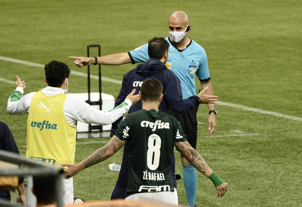 Abel Ferreira expulso em Palmeiras x Ceará — Foto: Marcos Ribolli