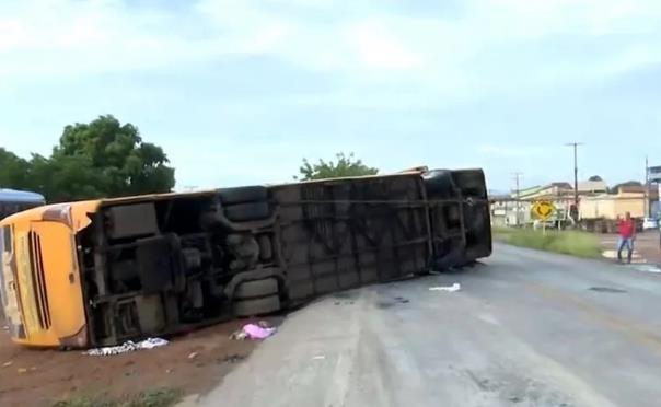 Ônibus que saiu de Valença do Piauí tomba na BR-135 e deixa cinco mortos