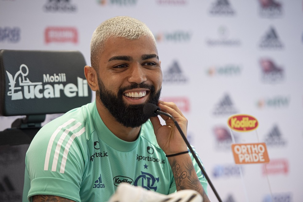 Mesmo muito sorridente, Gabigol não escondeu incômodo — Foto: Alexandre Vidal / CRF