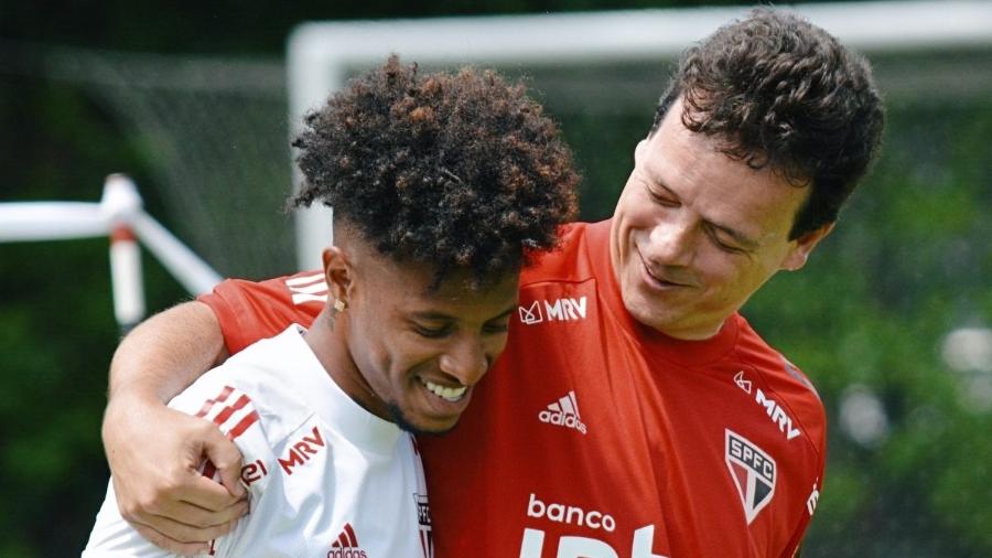 Tchê Tchê e Fernando Diniz se abraçam após polêmica por xingamentos do treinador - Imagem: Divulgação