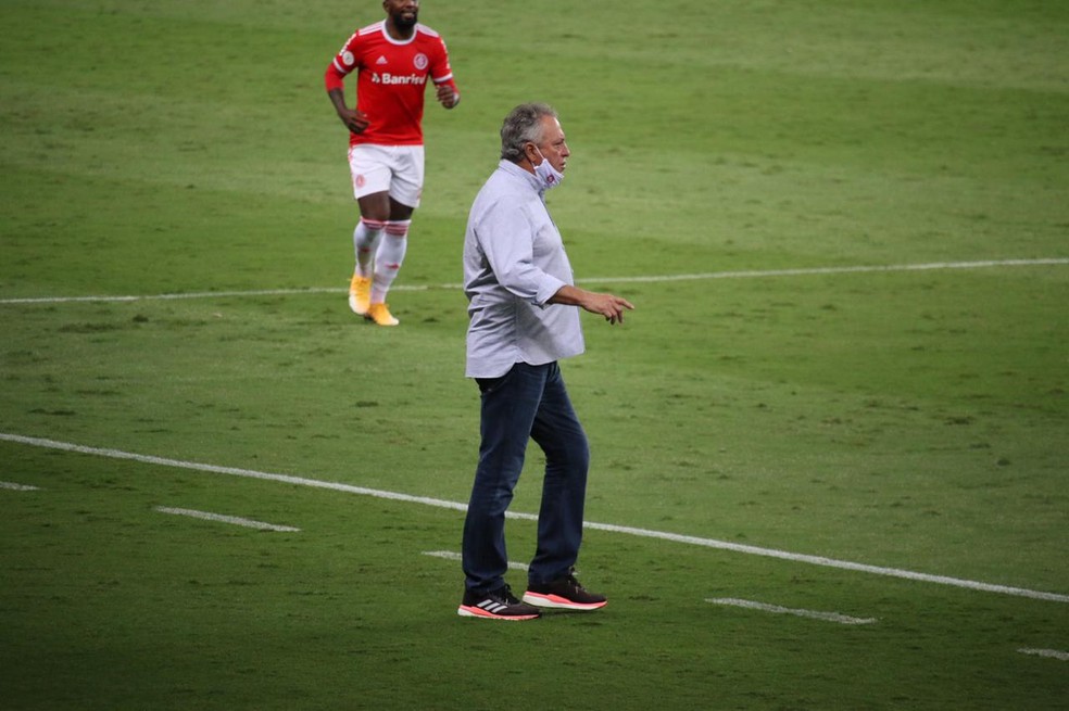 Abel Braga em Inter x Fortaleza, pelo Brasileirão — Foto: Lucas Bubols / ge