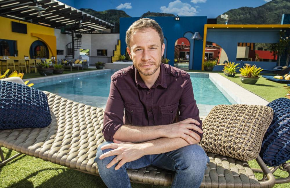 Tiago Leifert na área externa da casa - Victor Pollak/Globo