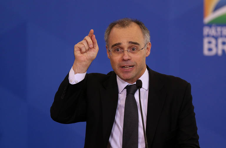 Ministro da Justiça requisita inquérito policial contra advogado que criticou Bolsonaro na CNN