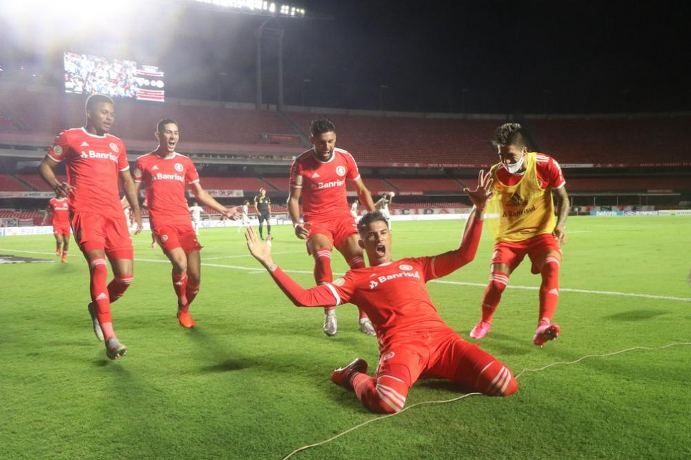 Colorados correm para abraçar Cuesta no primeiro gol do Inter — Foto: Ricardo Duarte / Internacional