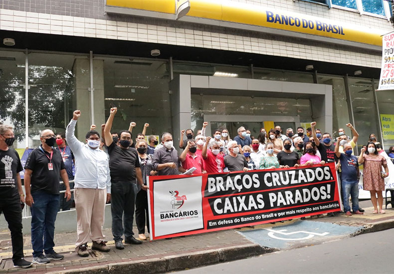 Bancários protestam contra fechamento de agências do BB em Teresina