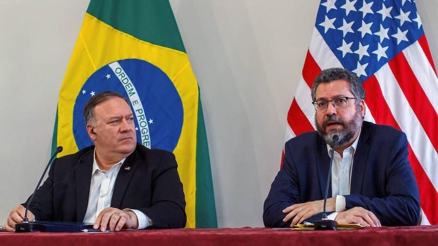 O ex-secretário de Estado dos EUA Mike Pompeo e o chanceler Ernesto Araújo, em reunião no ano passado - Imagem: Bruno Mancinelle/IOM/Pool via Reuters