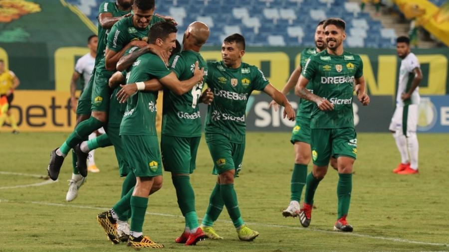 Jogadores do Cuiabá comemoram gol contra o Guarani - Imagem: Divulgação/AssCom Dourado