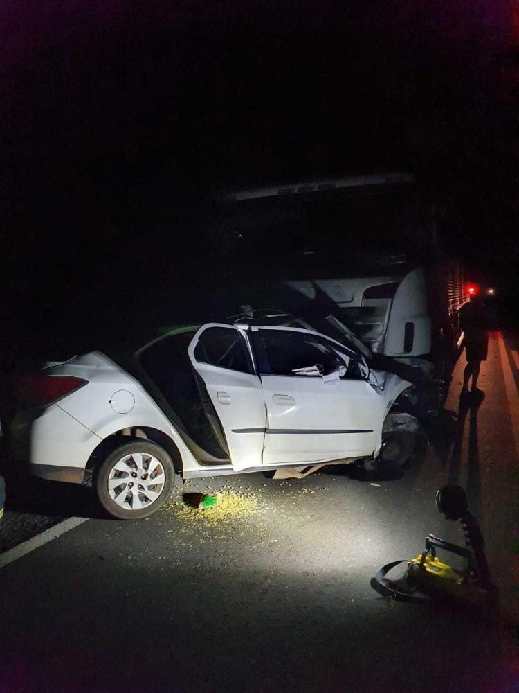 Representante comercial morre após colisão frontal entre carro de passeio e carreta na BR-316