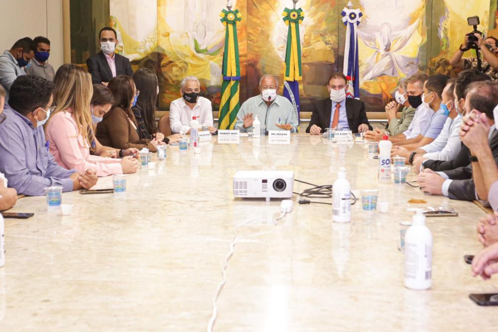 Dr. Pessoa recebe vereadores e afirma que não haverá 