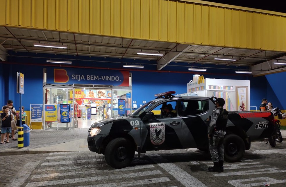 Bandidos rendem fiscal e levam R$ 8 mil de supermercado em Teresina
