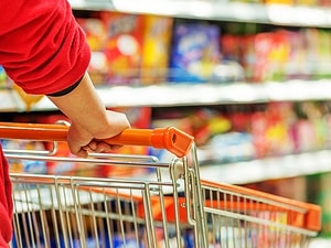 Juiz condena mercado a indenizar cliente ameaçado com facão por funcionário