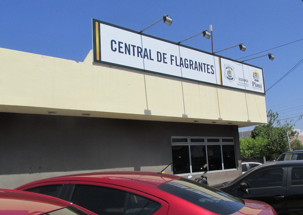 Cinco são presos suspeitos de roubar celulares e vender pela internet