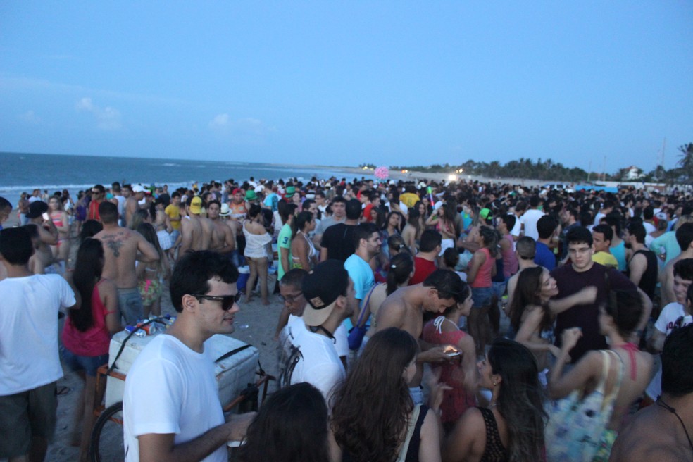 Multidão na praia do Coqueiro em Luís Correia. [Foto tirada antes da pandemia] — Foto: Ellyo Teixieira/G1