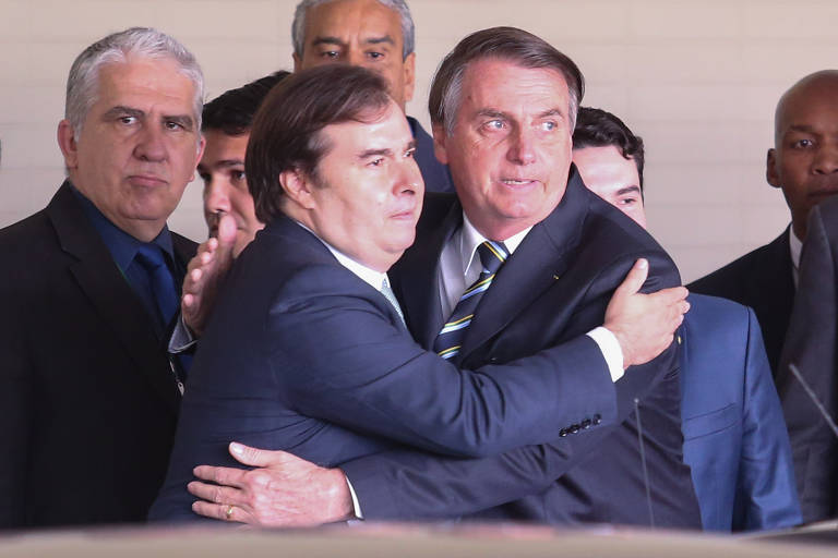 Após decisão do DEM, Maia afirma a aliados que avalia impeachment