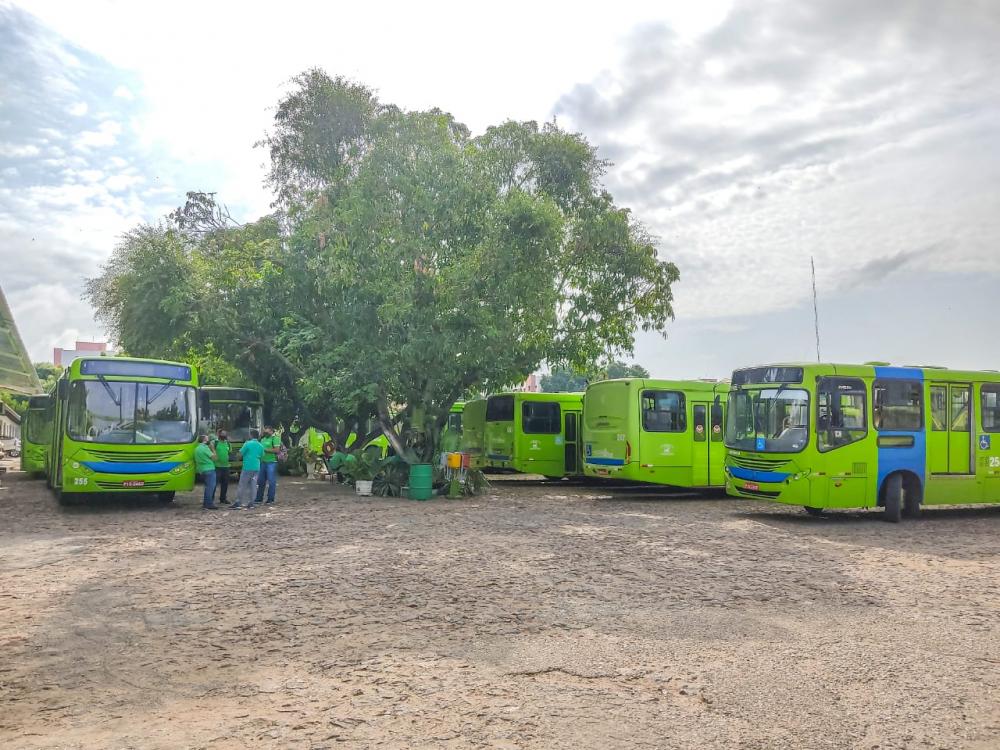 Ônibus não saíram da garagem