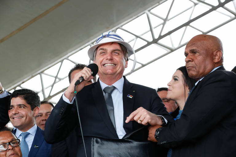 Bolsonaro planeja reforma ministerial a conta-gotas para testar centrão