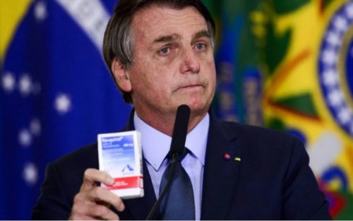 Bolsonaro ordenou que o Ministério da Saúde colocasse a cloroquina como medicamento fundamental no tratamento da covid, essa conduta pode ter levado milhares de pessoas à morte.