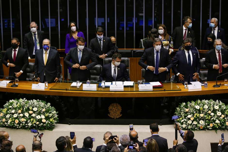 Após Câmara, Centrão busca espaço de militares no governo