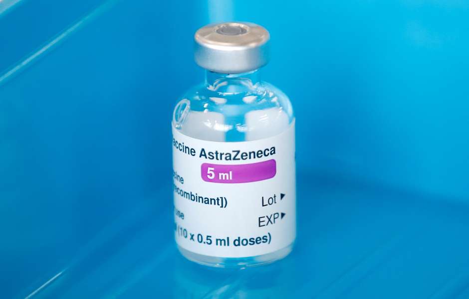 Frasco de vacina contra Covid-19 Oxford/AstraZeneca em Basingstoke, no Reino Unido 04/02/2021 REUTERS/Peter Cziborra
