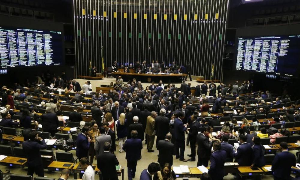 Se barrar auxílio, Bolsonaro cria crise com plano de governo do centrão
