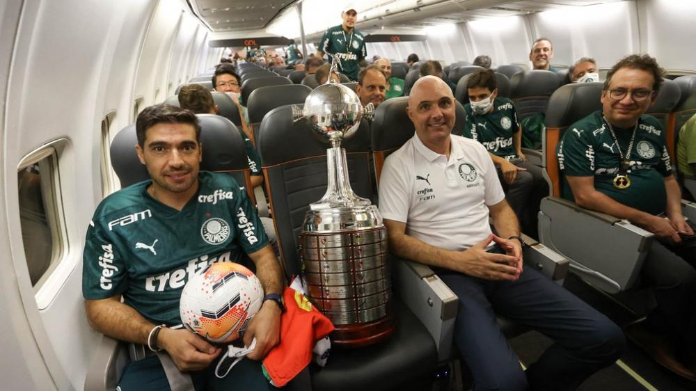 Abel Ferreira e Maurício Galiotte com a taça da Libertadores — Foto: Cesar Greco / Ag. Palmeiras