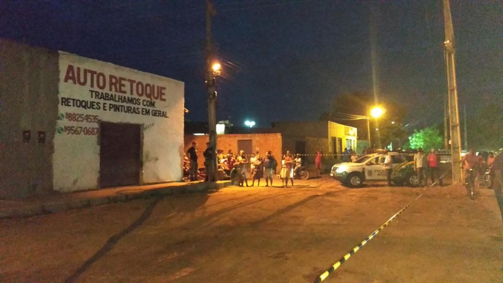 Jovem é morto a tiros dentro de casa no bairro Nova Teresina — Foto: Reprodução