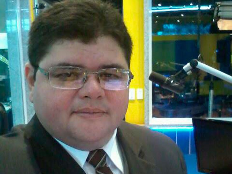Jornalista Carlos Mesquita respira por aparelhos após passar por nova cirurgia