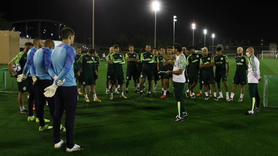 O técnico Abel Ferreira, do Palmeiras, conversa com o elenco durante treinamento, na cidade de Doha, no Qatar - Imagem: Cesar Greco