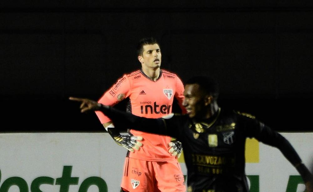 Volpi observa Léo Chú comemorar gol do Ceará — Foto: Marcos Ribolli
