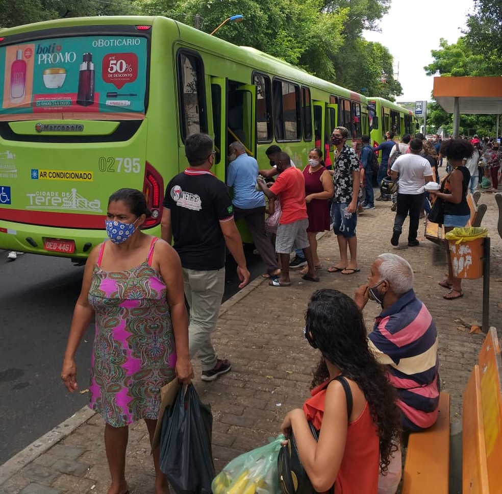 Manifestação dos motoristas e cobradores de ônibus iniciou na Avenida Frei Serafim — Foto: Francisco Lima / TV Clube