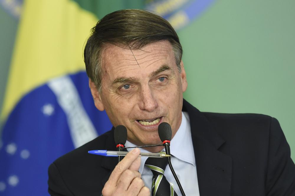 Bolsonaro mantém diálogo com radicais ao editar decreto